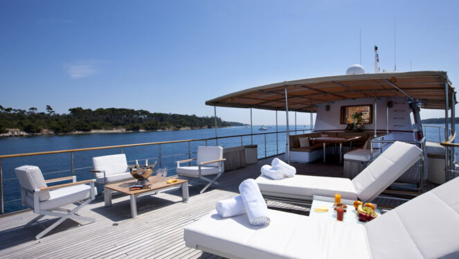 Clara-One-deck-view-3